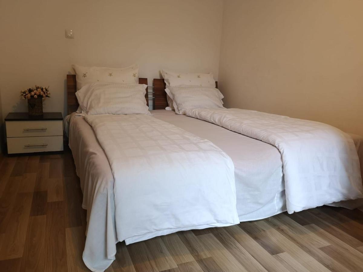 Deea Apartament Apartment ไกรโอวา ภายนอก รูปภาพ
