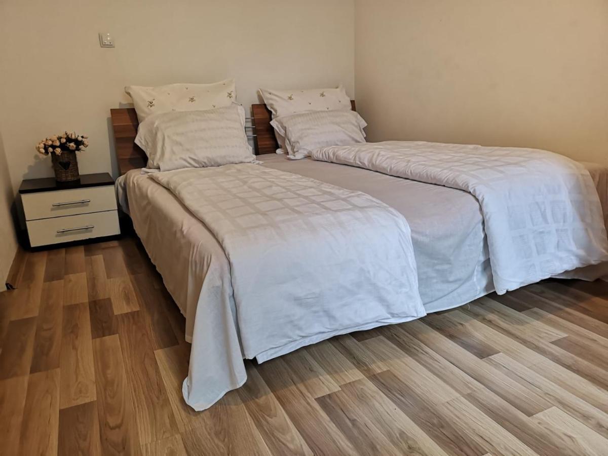 Deea Apartament Apartment ไกรโอวา ภายนอก รูปภาพ